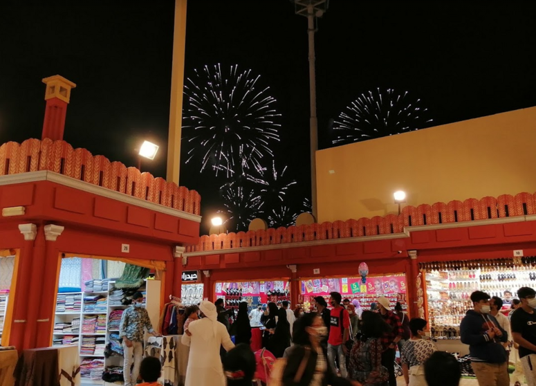 Fuegos artificiales en el Global Village de Dubai. (EL CORREO)