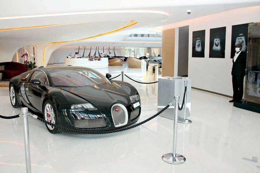 Bugatti Veyron Grand Sport Roadster expuesto en el vestíbulo del hotel ME Dubai. (EL CORREO)