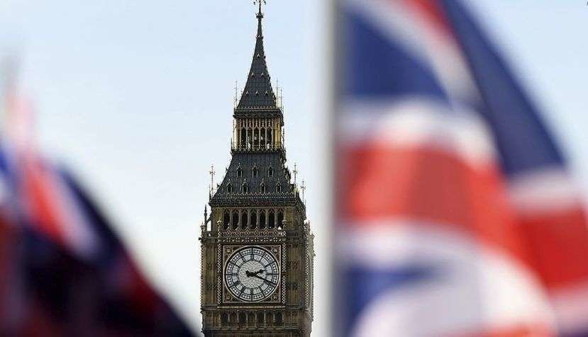 Vista del Big Ben junto a unas banderas británicas en Londres, Reino Unido. (EFE)