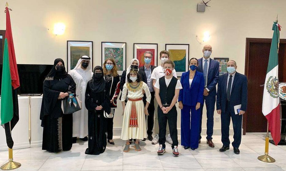 La embajadora de México en Emiratos Árabes Unidos, Francisca E. Méndez -de azul-, junto a artistas con determinación y familiares durante la inauguración de la exposición. (M. Campoy / EL CORREO)