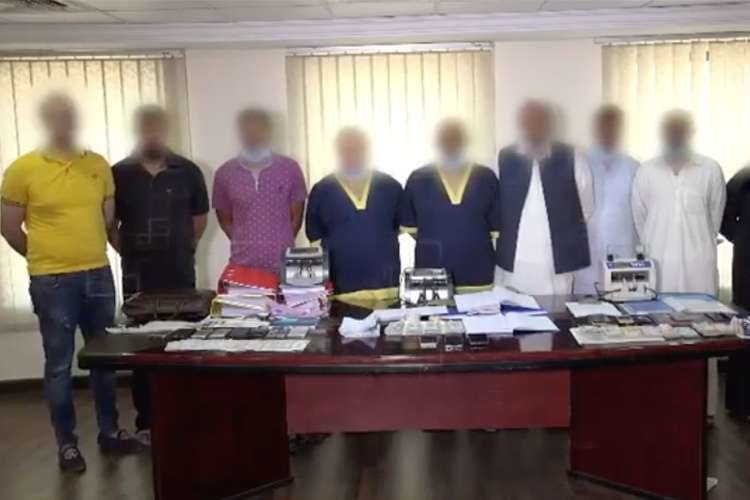 Algunos de los sospechosos bajo custodia policial. (Ministerio del Interior EAU)