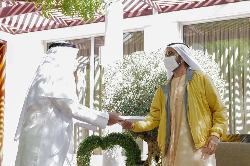 El jeque Mohammed bin Rashid Al Maktoum recibe al secretario general de CCG en Dubai. (WAM)
