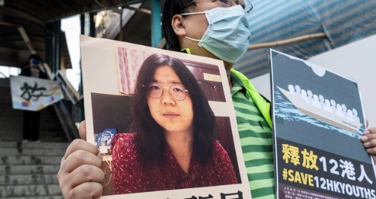 Un ciudadano sostiene un cartel pidiendo la libertad de la periodista china.
