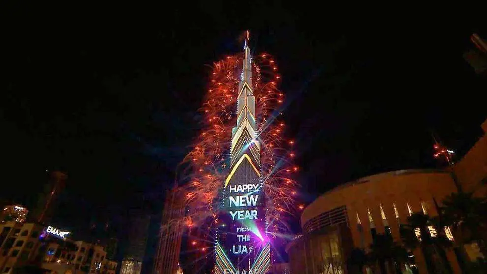 El Burj Khalifa da la bienvenida en Dubai al año 2021. (Twitter)