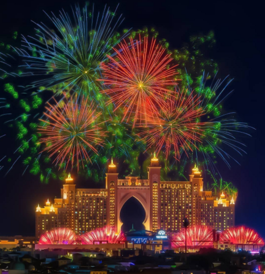 Fuegos Artificiales en el hotel Atlantis de Dubai. (Twitter)