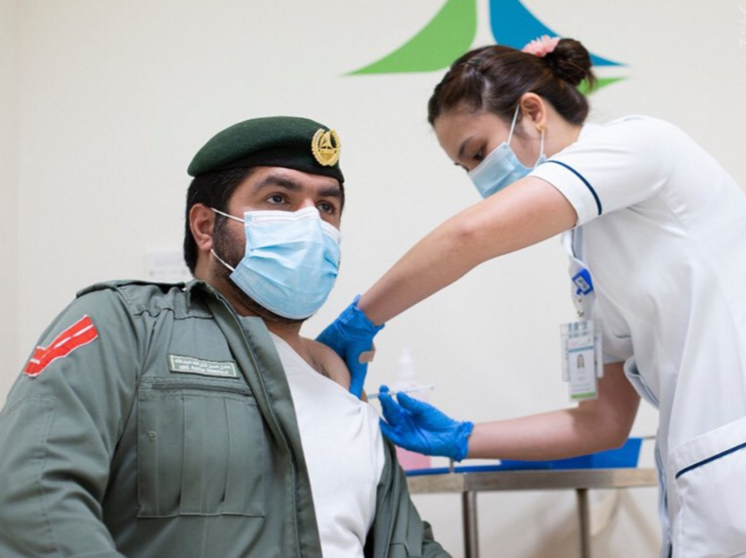 Un agente de Dubai recibe la vacuna. (Twitter)