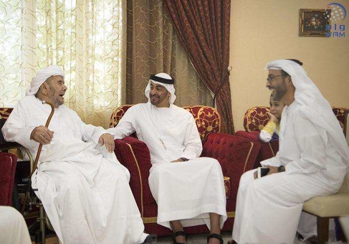 El  príncipe heredero de Abu Dhabi visita a Aqeeda Ali Al Muhairi en su casa de  Al In en septiembre de 2016. (WAM)