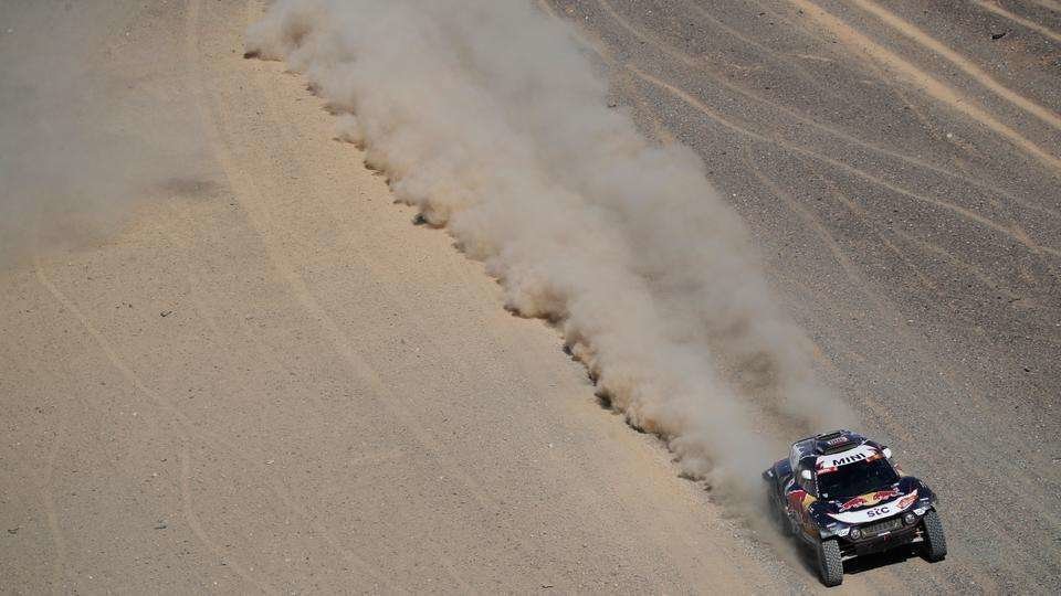 El piloto español Carlos Sainz en el desierto saudí. (Twitter)