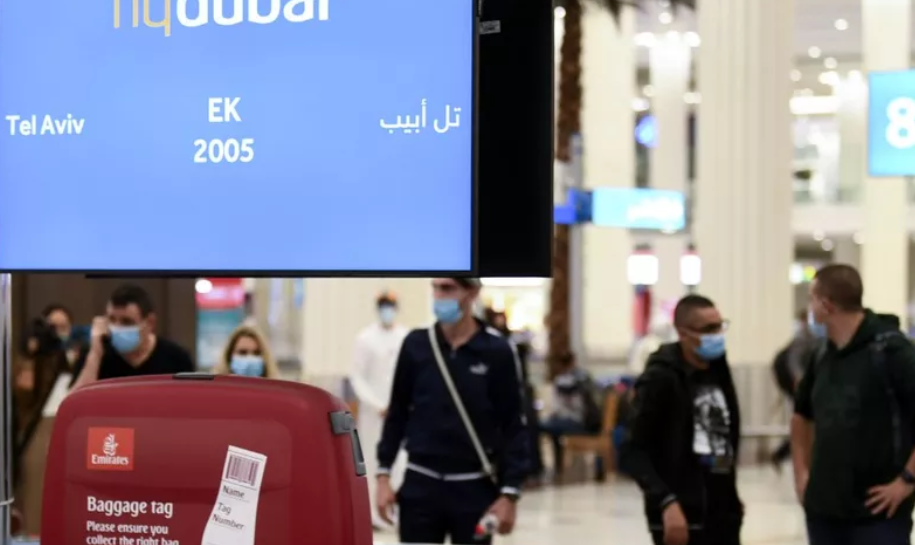 Israelíes esperan su equipaje a su llegada desde Tel Aviv al aeropuerto de Dubai en noviembre 2020. (AFP)