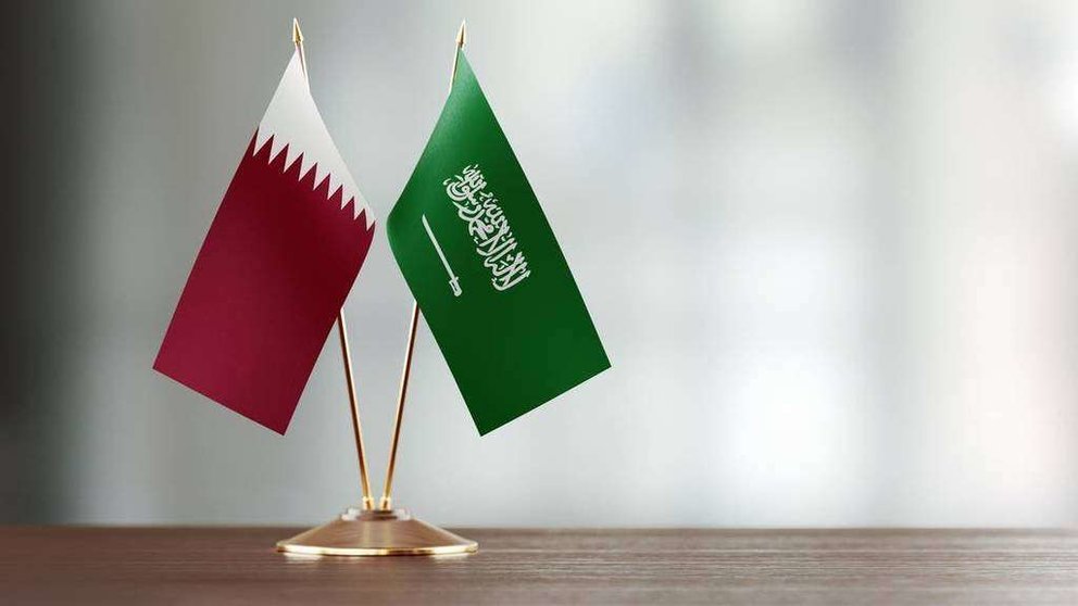 El portal Al Arabiya publicó una imagen de las banderas de Arabia Saudita y Qatar.