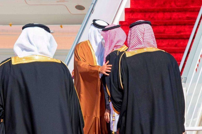 El príncipe heredero saudí da la bienvenida al emir de Qatar con un abrazo. (AFP)