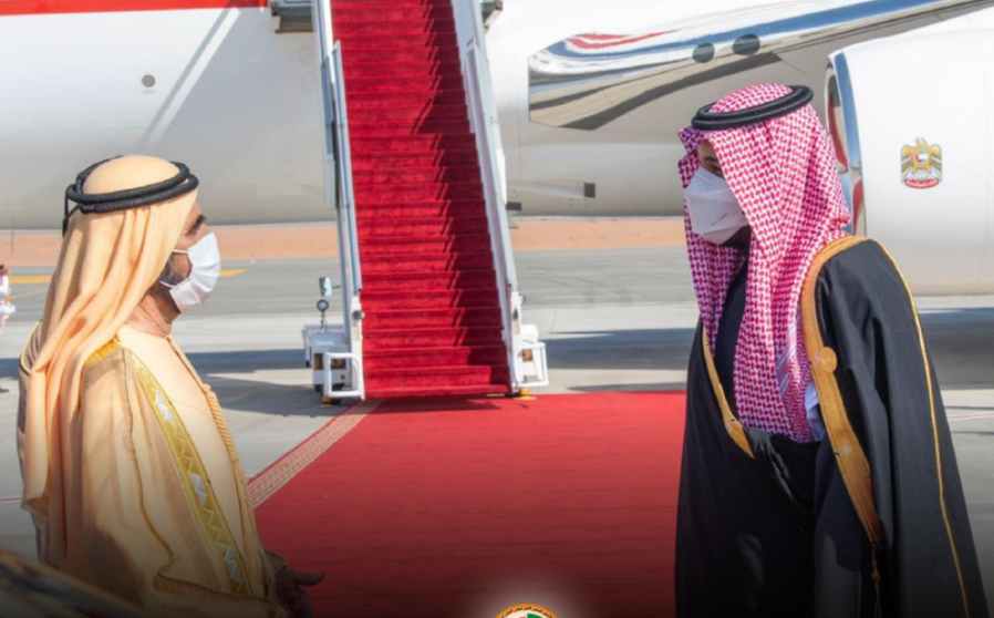 El gobernante de Dubai fue recibido en el aeropuerto por el príncipe heredero saudí. (Arab News)