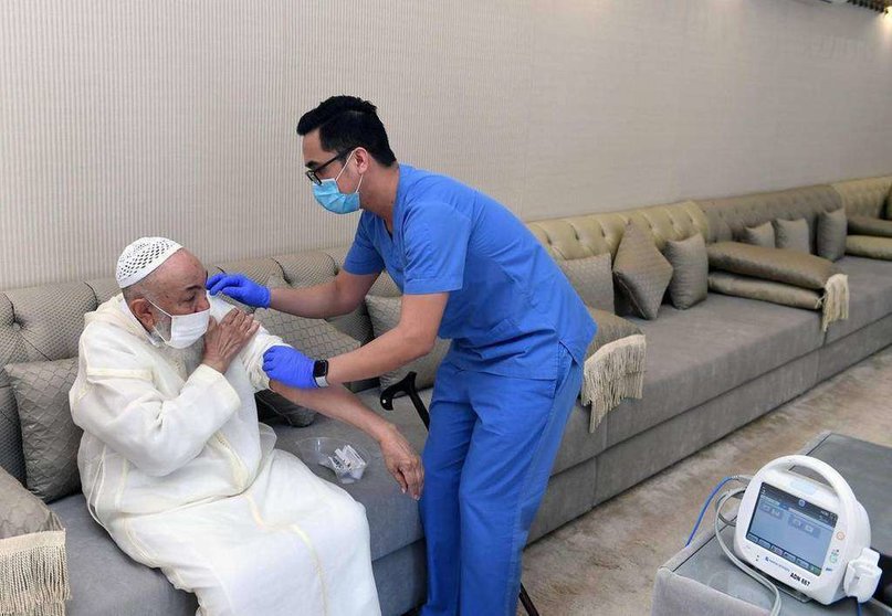 Un emiratí recibe una dosis de la vacuna. (WAM)