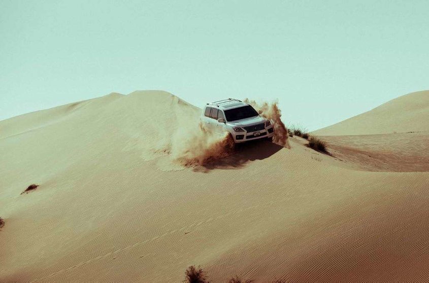 Un todoterreno recorre las dunas de Abu Dhabi. (WAM)
