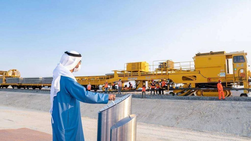 El jeque Hamdan bin Zayed, representante del gobernante en Al Dhafra, inaugura el tendido de pistas en Ruwais.