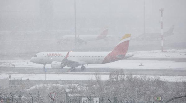 Un avión de Iberia en el aeropuerto de Madrid cubierto por la nieve. (Fuente Externa)