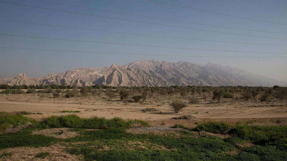 Vista de la montaña Jebel Hafeet (1.249 m) en las afueras de Al Ain en la frontera entre los Emiratos Árabes Unidos y Omán. 