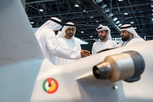 Mohamed bin Zayed Al Nahyan durante su visita a Idex. (WAM)