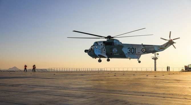 Esta imagen publicada el jueves 14 de enero de 2021 por el ejército iraní muestra un helicóptero sobrevolando el buque logístico Makran durante un simulacro naval. (Ejército iraní vía AP)