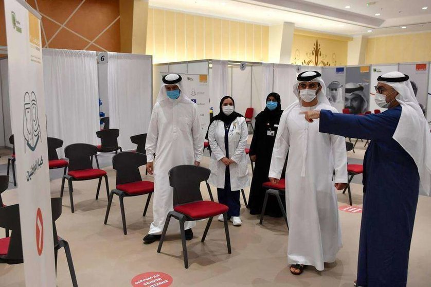 El jeque Mansoor bin Mohammed, presidente del Comité Supremo de Gestión de Crisis y Desastres del emirato, visita el centro de vacunación Covid-19. (Dubai Media Office)