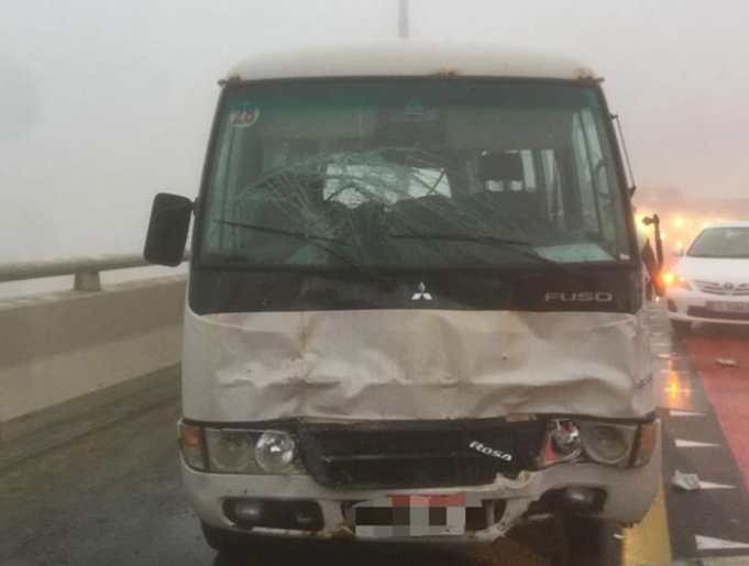 La Policía de Abu Dhabi difundió la imagen de uno de los vehículos involucrado en el accidente.