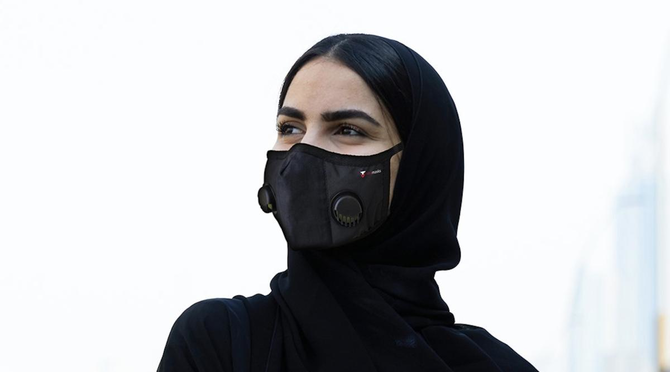 Una mujer en EAU con mascarillas. (Twitter de ViroMasks)
