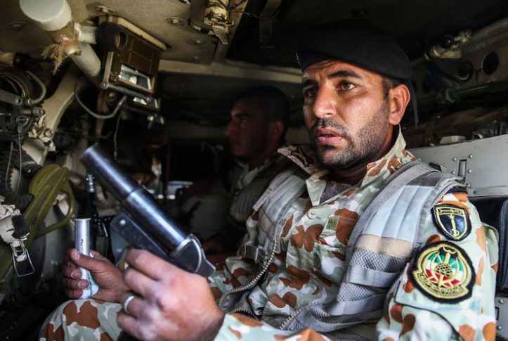 Un militar iraní dentro de un transporte de tropas y sosteniendo un lanzador de bengalas (Ejército Irán)