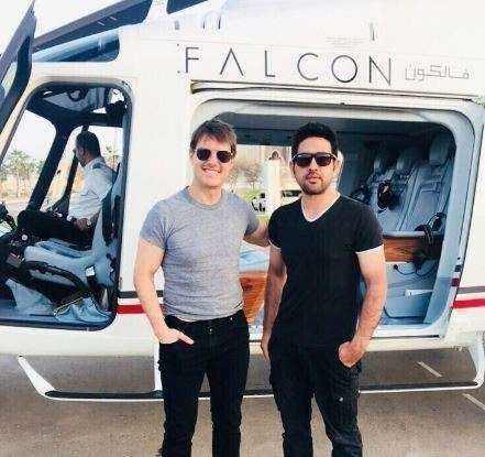 El actor se fotografió con empleados de una empresa de helicópteros en Abu Dhabi.