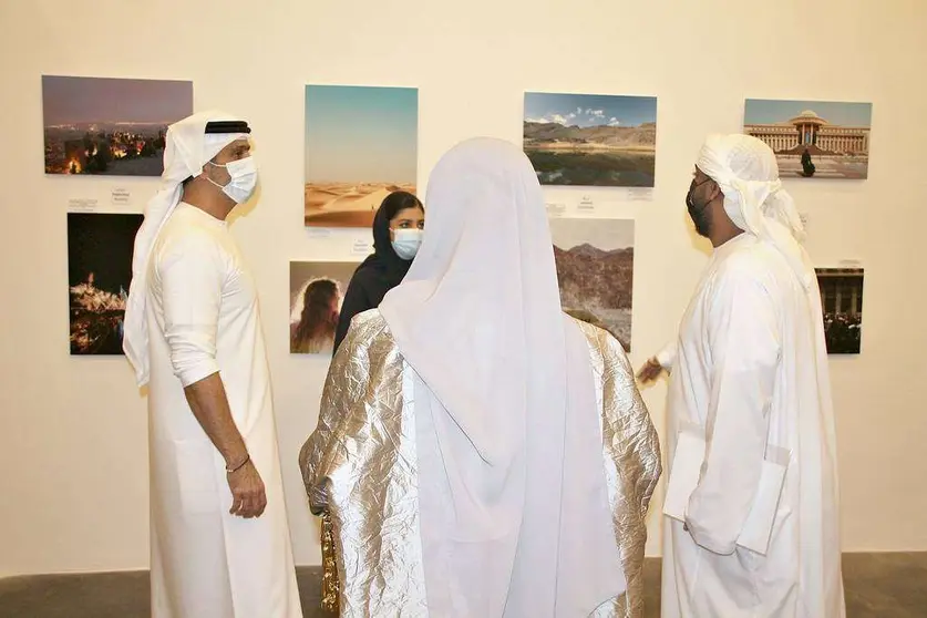 AlAnood Mubarak conversa con varios invitados a la inauguración. (EL CORREO)