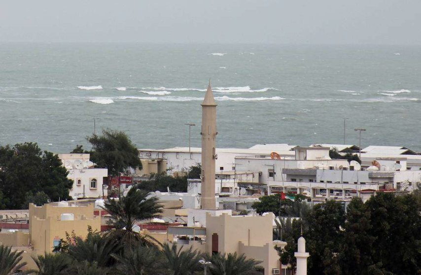 Mar con intenso oleaje en la costa de Ras Al Khaimah en la mañana del viernes. (EL CORREO DEL GOLFO)