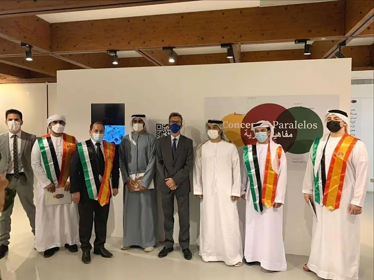 El embajador de España, en Al Ain junto a responsables de Al Qattara Arts Centre y de la Casa del Profesor durante la inauguración de la exposición 'Conceptos Paralelos en España y Emiratos Árabes'. (Embajada de España) 