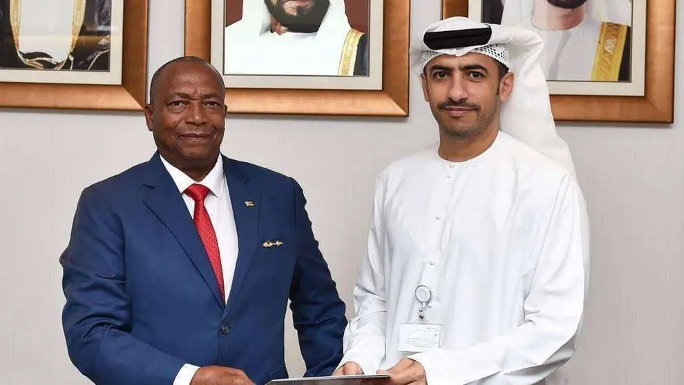 A la izquierda Jethro Ndombondayi Ndlovu, embajador de Zimbabwe en Emiratos Árabes Unidos. (WAM)