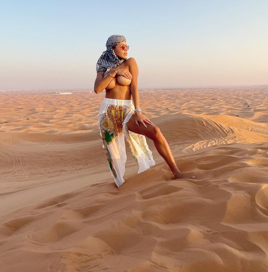 La modelo en una de sus fotos en el desierto de Dubai. (Instagram)