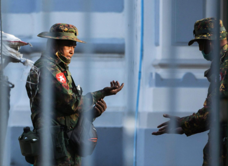 En la imagen de Reuters, soldados de Myanmar dentro del Ayuntamiento de Yangon.
