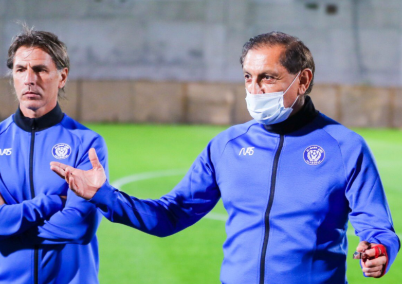 El entrenador argentino en una foto de Twitter del Al Nasar FC.