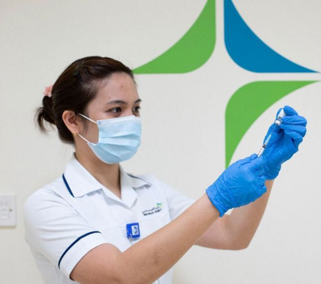 Una sanitaria con un vial de la vacuna en EAU. (Dubai Media Office)