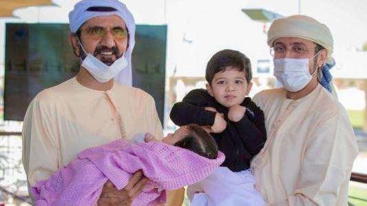 Sheikh Mohammed bin Rashid y su yerno Sheikh Faisal Saud Khalid Al Qasimi junto a los dos hijos de éste. (Sheikh Faisal Instagram)