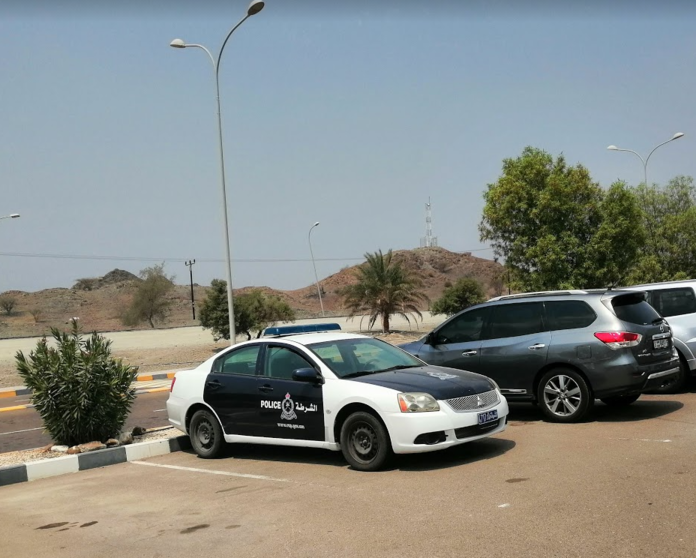 Un coche de la Policía de Omán en la frontera con Emiratos Árabes. (EL CORREO)