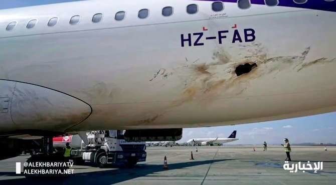 La televisión estatal saudí muestra un avión dañado en el ataque de los hutíes de Yemen en el aeropuerto de Abha. (AP)