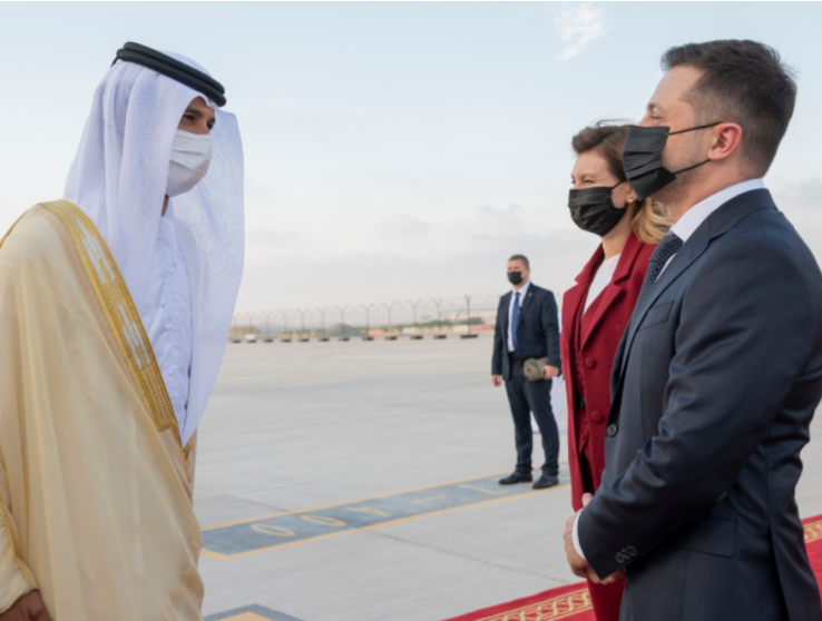 El presidente de Ucrania y el ministro de Economía emiratí en Abu Dhabi. (WAM)