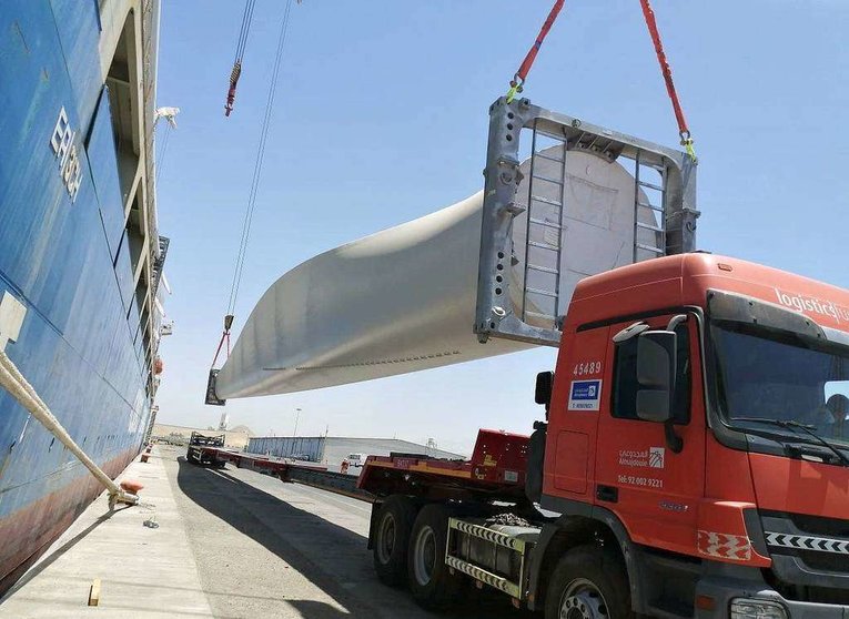 Camión de gran tonelaje carga una de las turbinas llegadas al puerto de Duba en Arabia Saudita. (WAM)