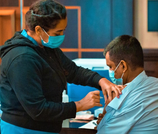 Un profesional de Barceló recibe una de las dosis de la vacuna Covid-19 en Dubai. (Cedida)