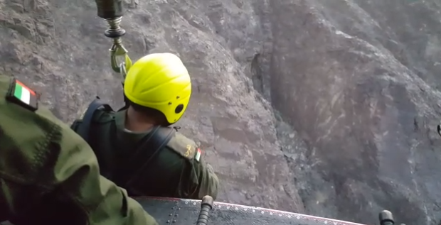 La turista herida en las montañas de RAK tuvo que ser rescatada con una grúa.