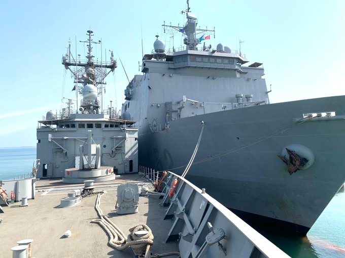 La fragata Reina Sofia, junto a otro buque. (Armada Española)