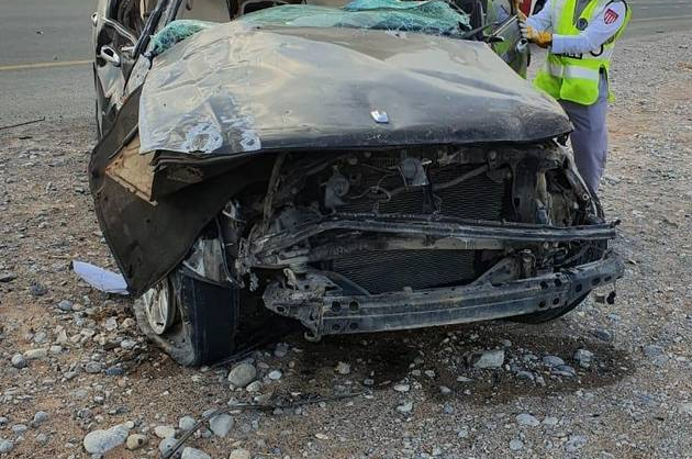 La Policía de RAK difundió esta imagen del estado en el que quedó el coche tras el accidente.