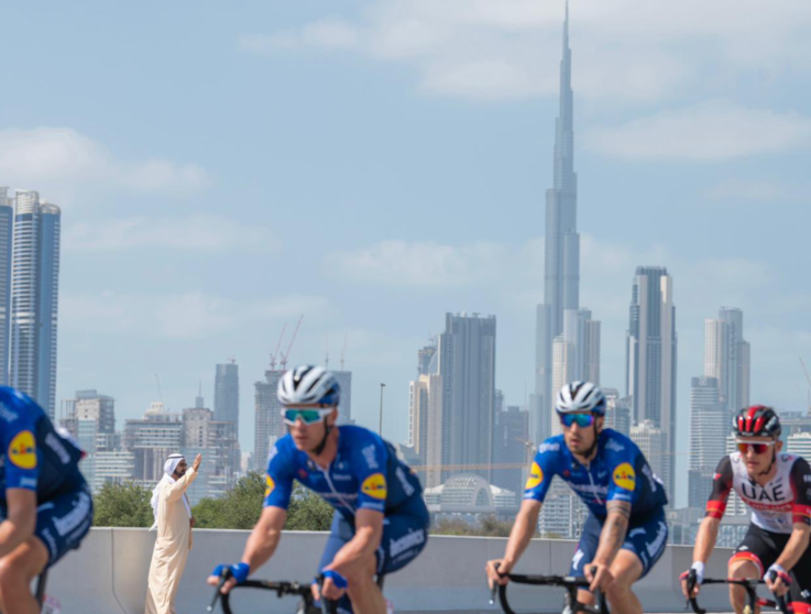 El gobernante saluda a los ciclistas. (Dubai Media Office)