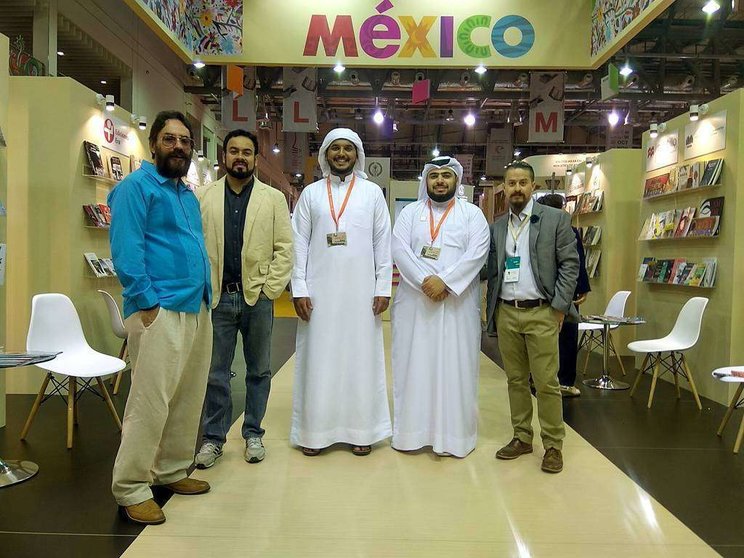 En la foto de izquierda a derecha, los poetas Mario Bojórquez y Ali Calderón junto a delegados emiratíes. (Richard Ramos)