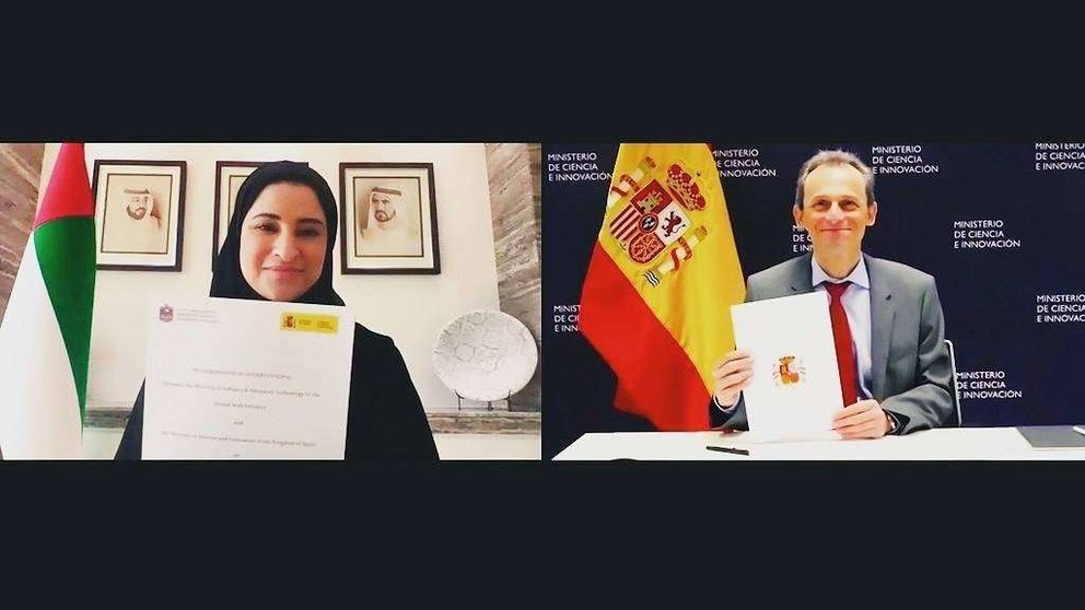 La ministra Sara Al Amiri y el ministro Pedro Duque muestran el memorando de entendimiento tras la firma virtual. (Cedida)