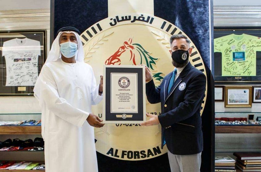 Entrega del Récord Guinness a Al Forsan por la medalla deportiva más grande del mundo. (WAM)