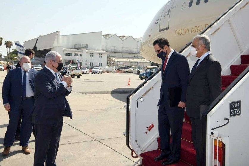 El primer ministro de Israel recibe a la delegación emiratí en octubre de 2020. (WAM)